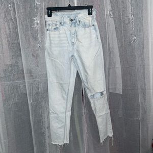 American Eagle high rise light wash mom jeans with knee rip *00*